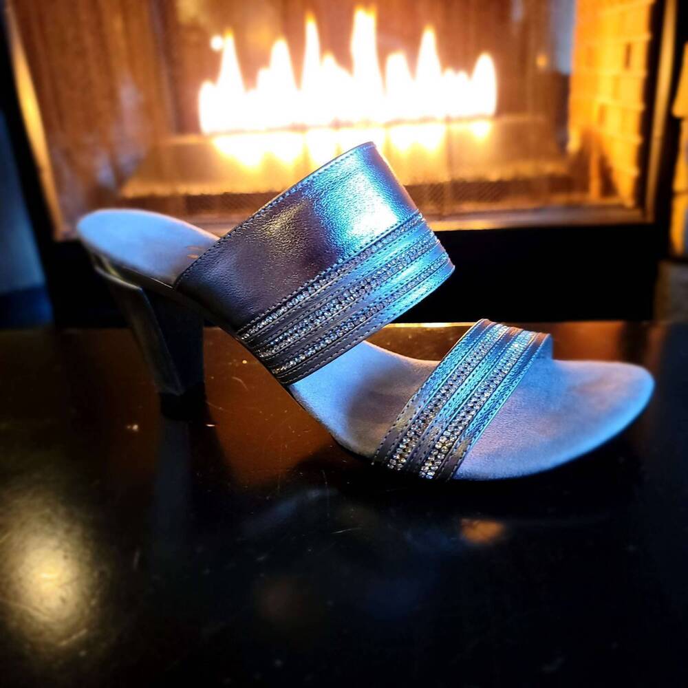 NEW ONEX women's lydia heel in silver